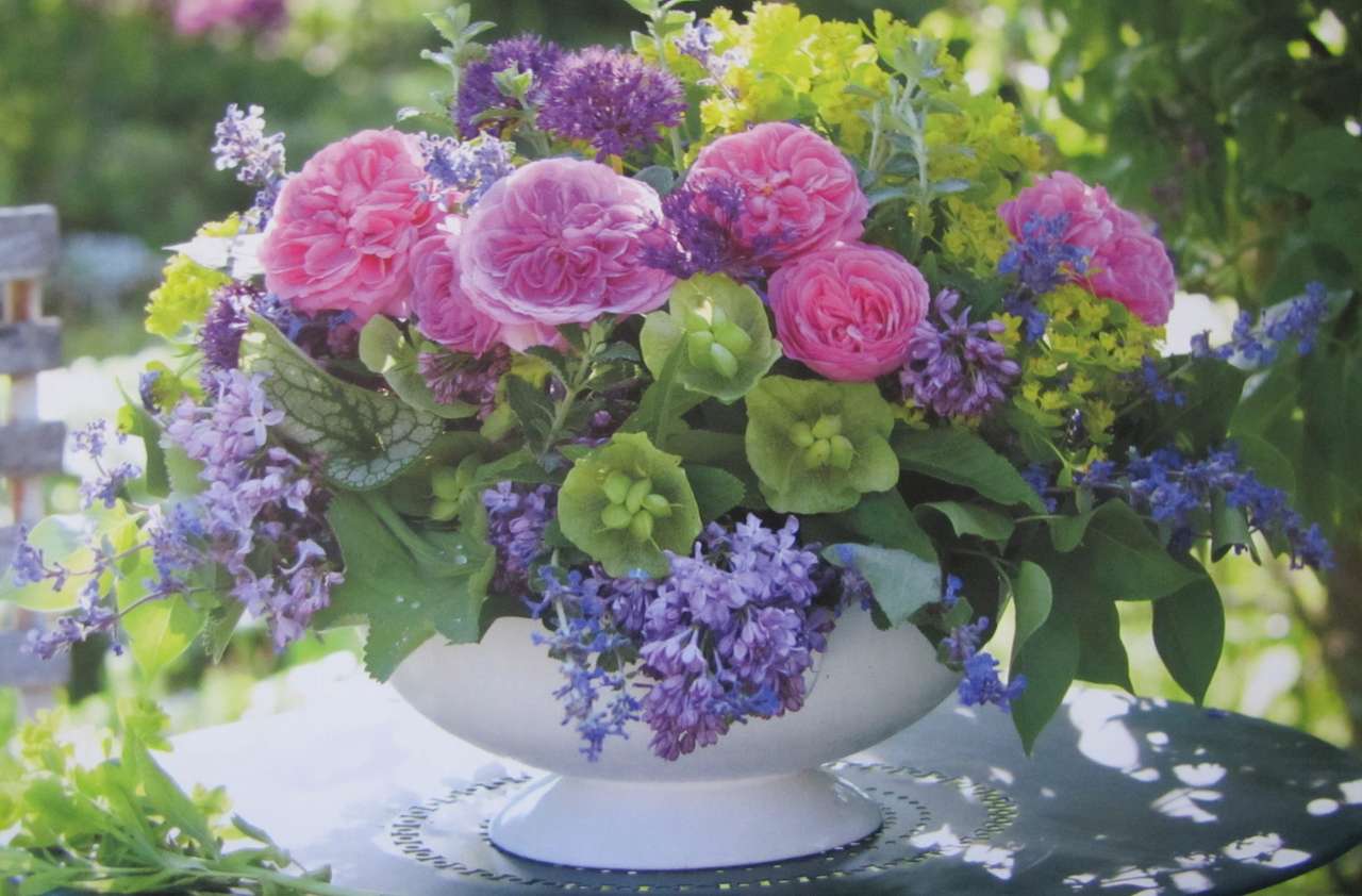 Blumenstrauß auf dem Tisch Online-Puzzle