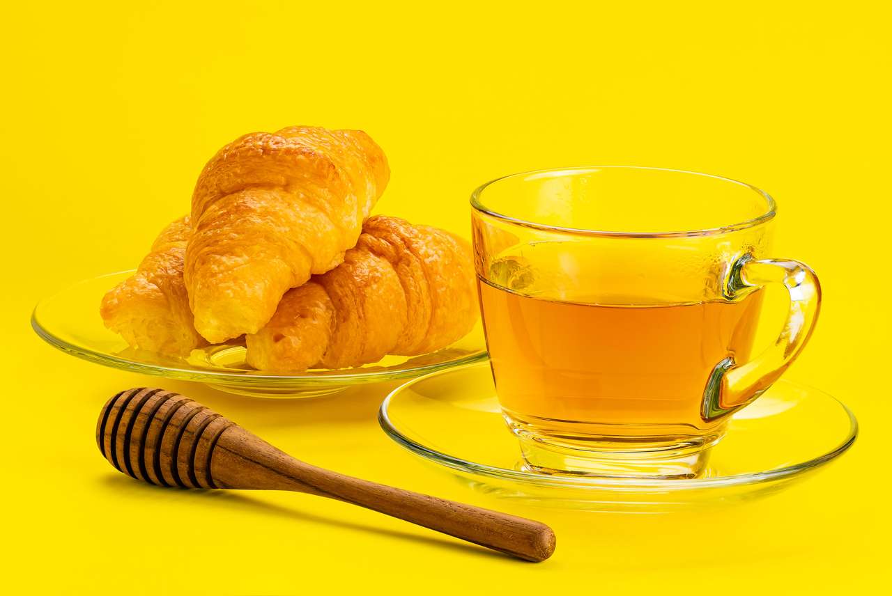 кроасани и чай с мед онлайн пъзел