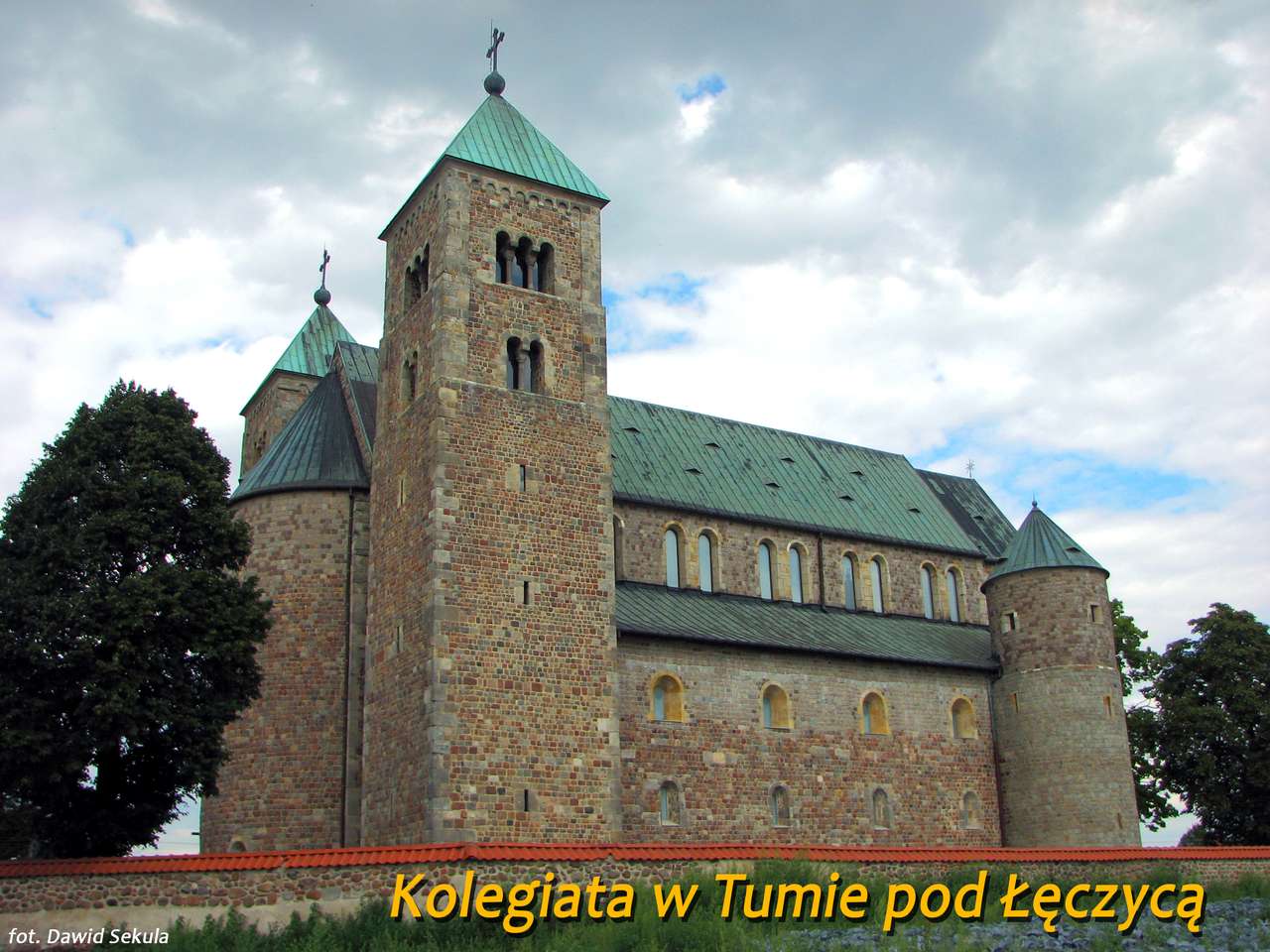 Igreja Colegiada em Tuma sob łęczyca puzzle online a partir de fotografia