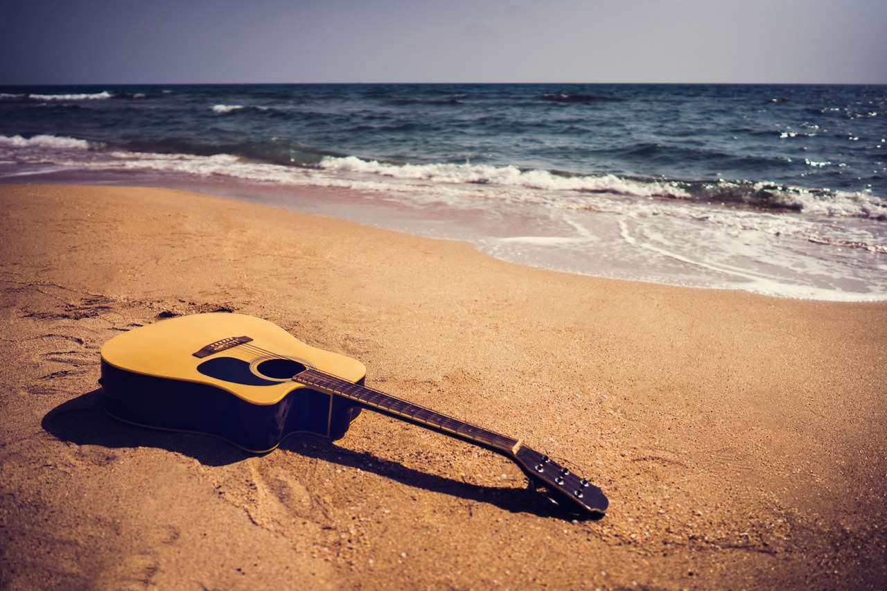 Гитара на пляже пазл онлайн из фото