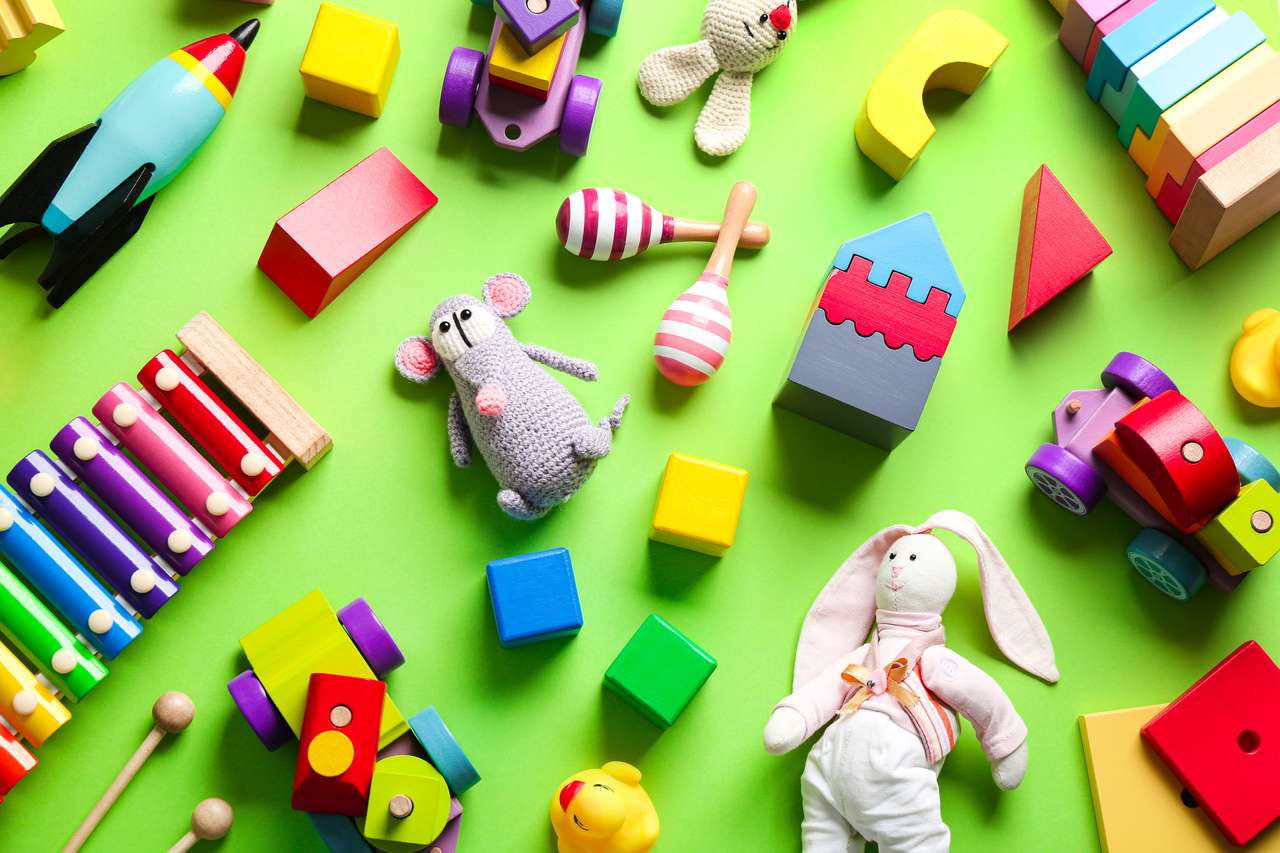 Brinquedos em um fundo verde puzzle online a partir de fotografia