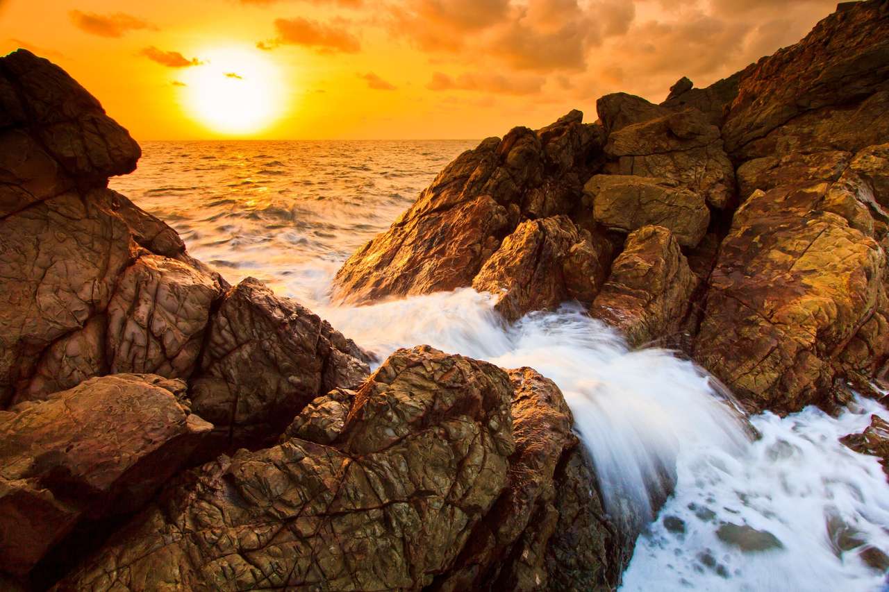 Rocks pe plajă puzzle online din fotografie
