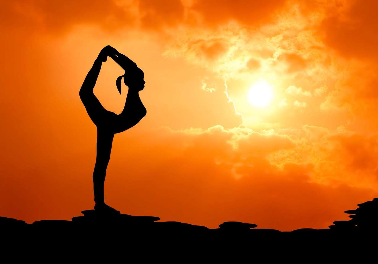 Yoga em um fundo laranja puzzle online