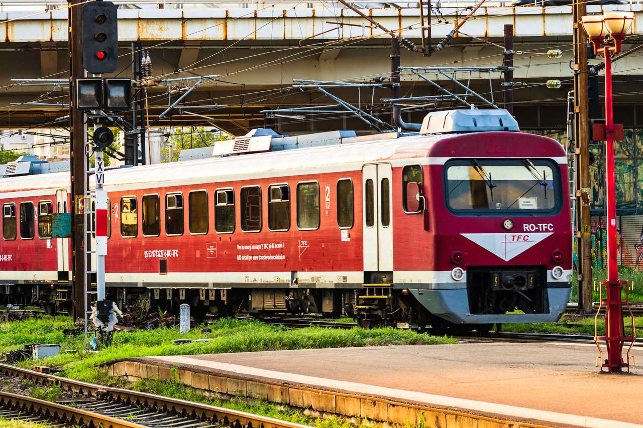 Červený vlak puzzle online z fotografie