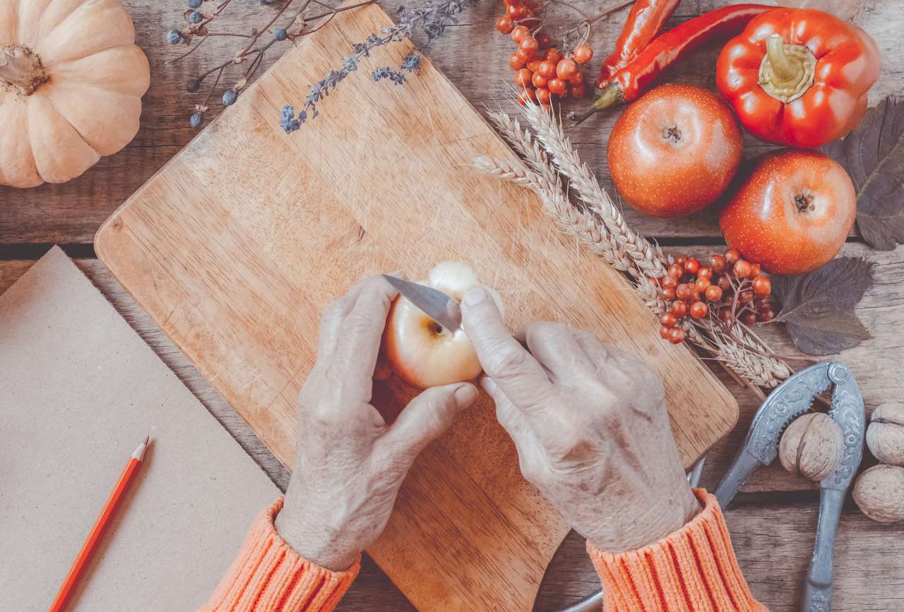 Babička peel jablko puzzle online z fotografie