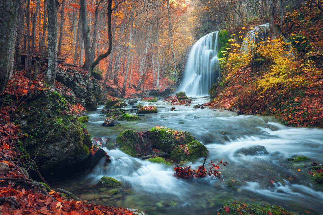 Wasserfall im Wald Online-Puzzle