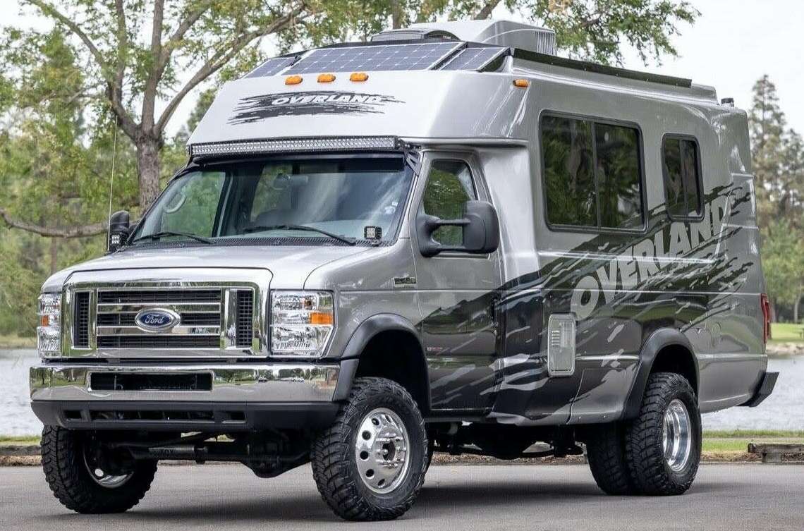 Ford E-450 Chinook Overland RV puzzle online