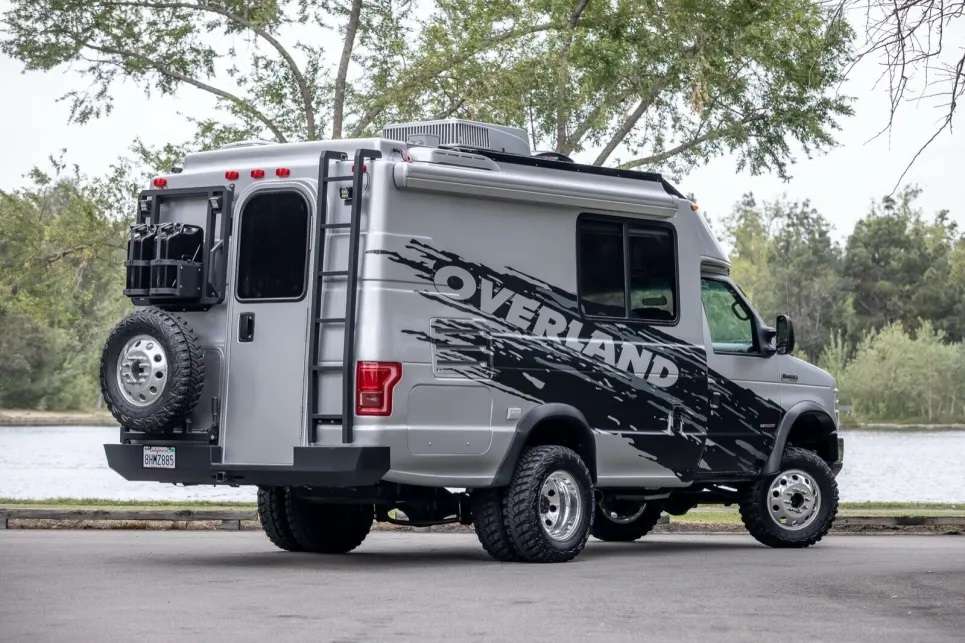 Ford F-450 Chinook Overland RV 3 online παζλ