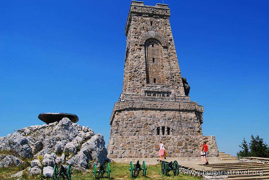 El monumento del pico de Shipka. puzzle online a partir de foto