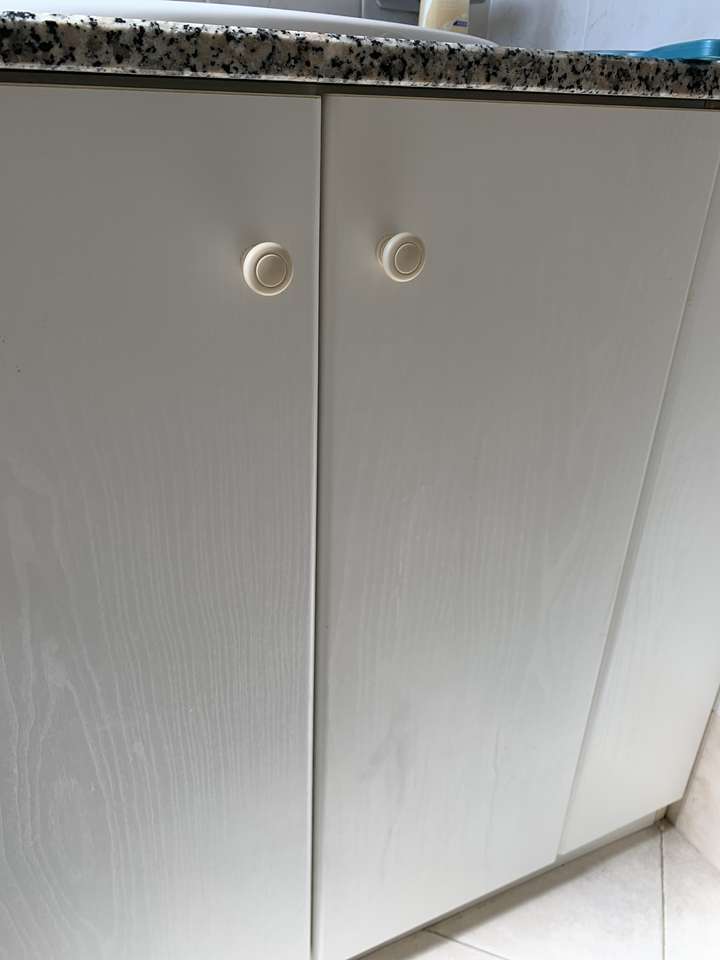 Вратата на шкафа онлайн пъзел от снимка