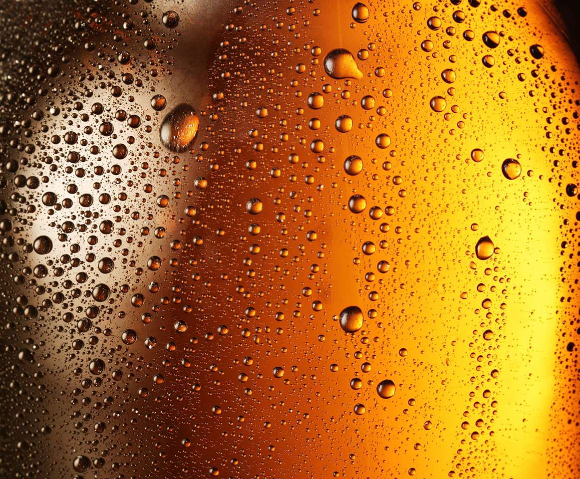 Vízcseppek a sör üvegén puzzle online fotóról