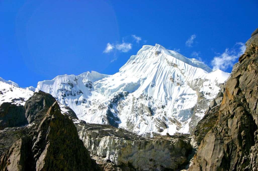 Vista do topo do K2 puzzle online a partir de fotografia