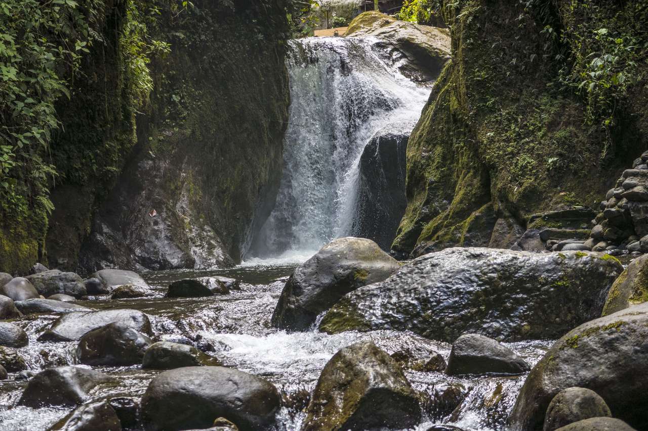 Szenischer Wasserfall in der Nähe von Mindo Online-Puzzle vom Foto