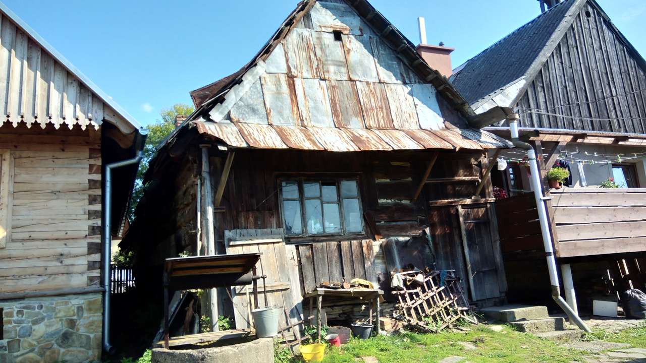 Jasliska - Casas antigas para renovação puzzle online a partir de fotografia