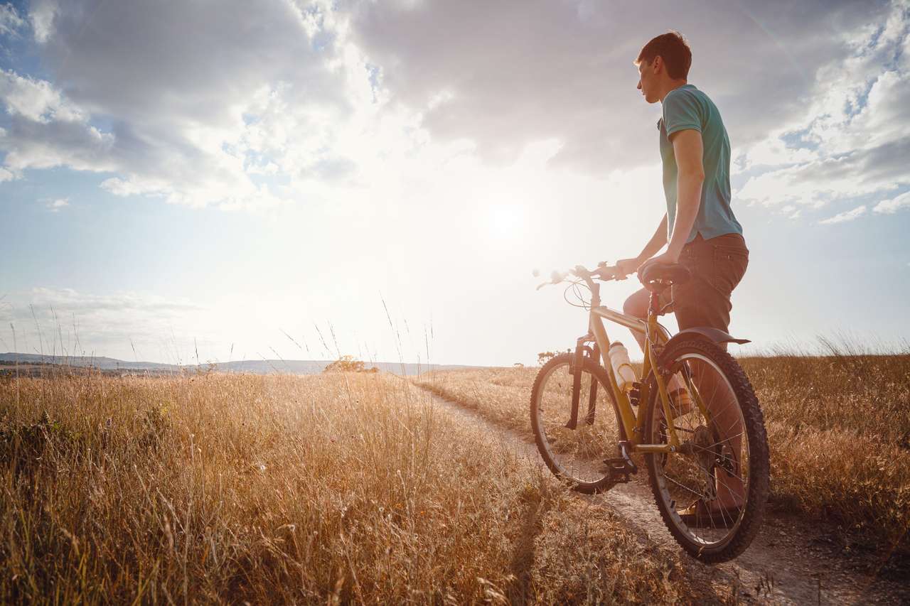 Hombre que viaja con bicicleta puzzle online a partir de foto