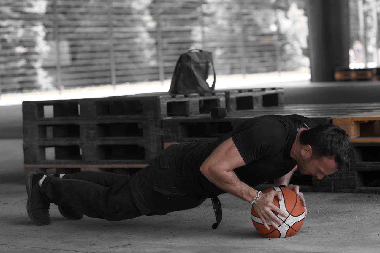 un, hombre, empujar, arriba, en, un, pelota de baloncesto puzzle online a partir de foto