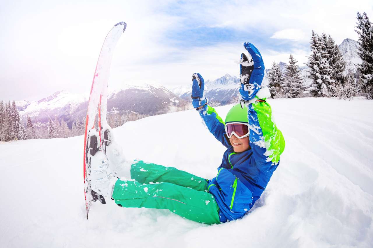 Щастливо момче с ски онлайн пъзел от снимка