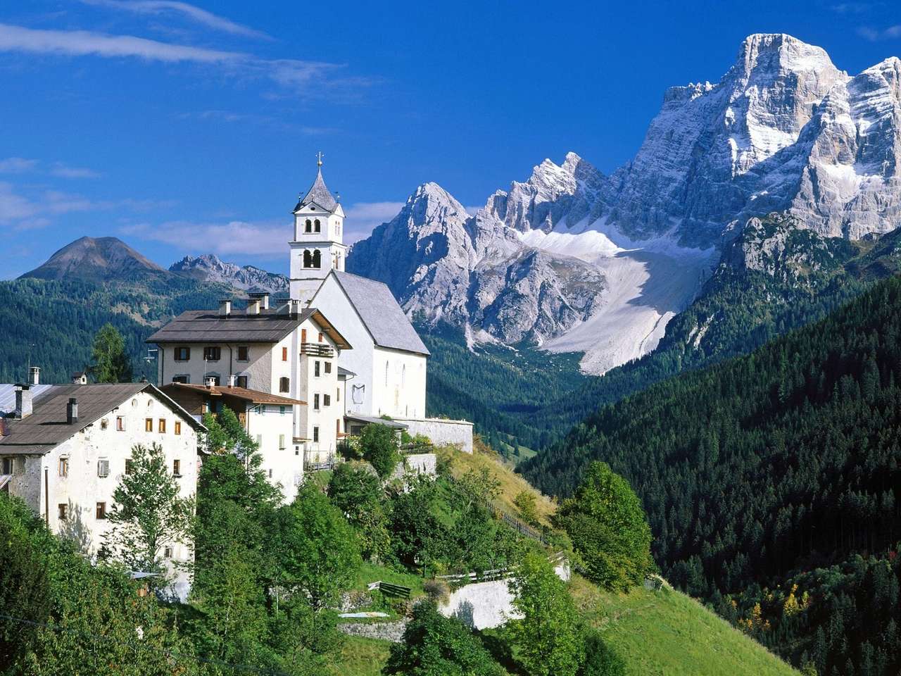 Iglesia con montañas puzzle online a partir de foto