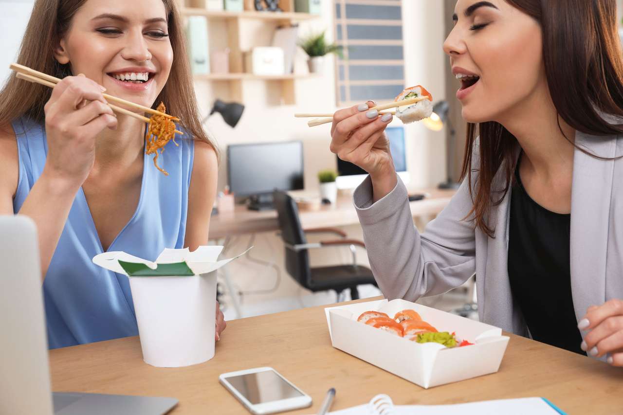 Office-medewerkers die lunchen online puzzel