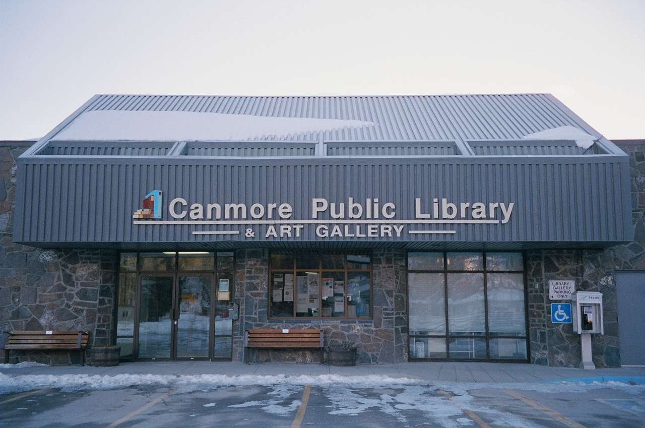 Canmore biblioteca pública puzzle online a partir de fotografia