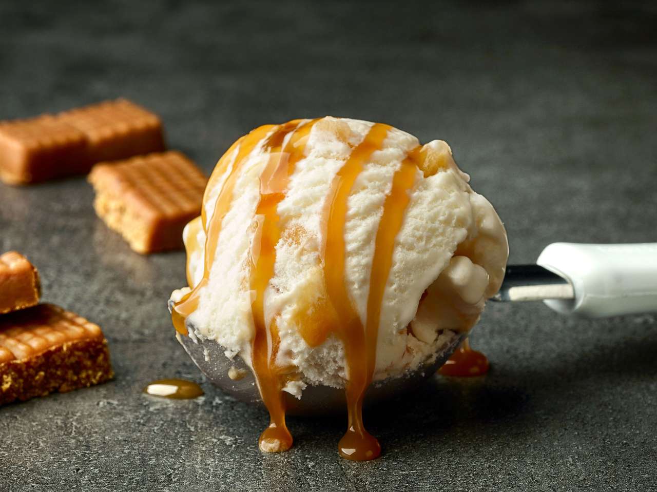 Ice cream with caramel sauce puzzle online from photo