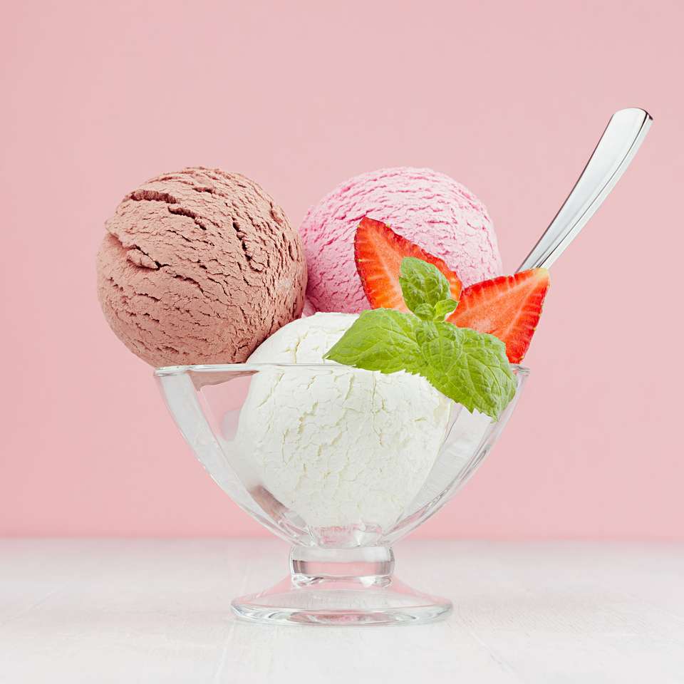 Aardbei / chocolade-ijs met plakjes fruit online puzzel