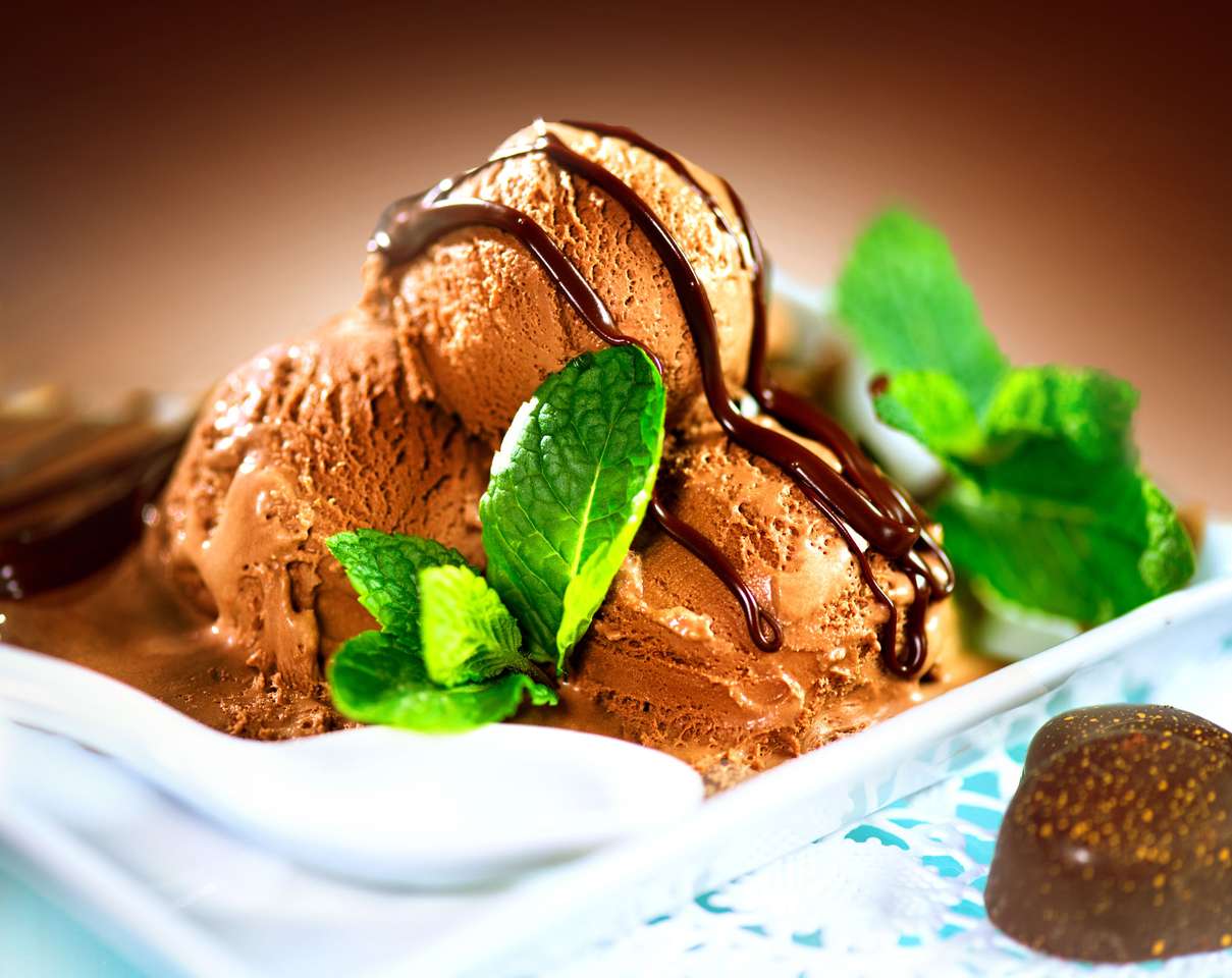 Bruine chocolade icecream scoops met topping online puzzel