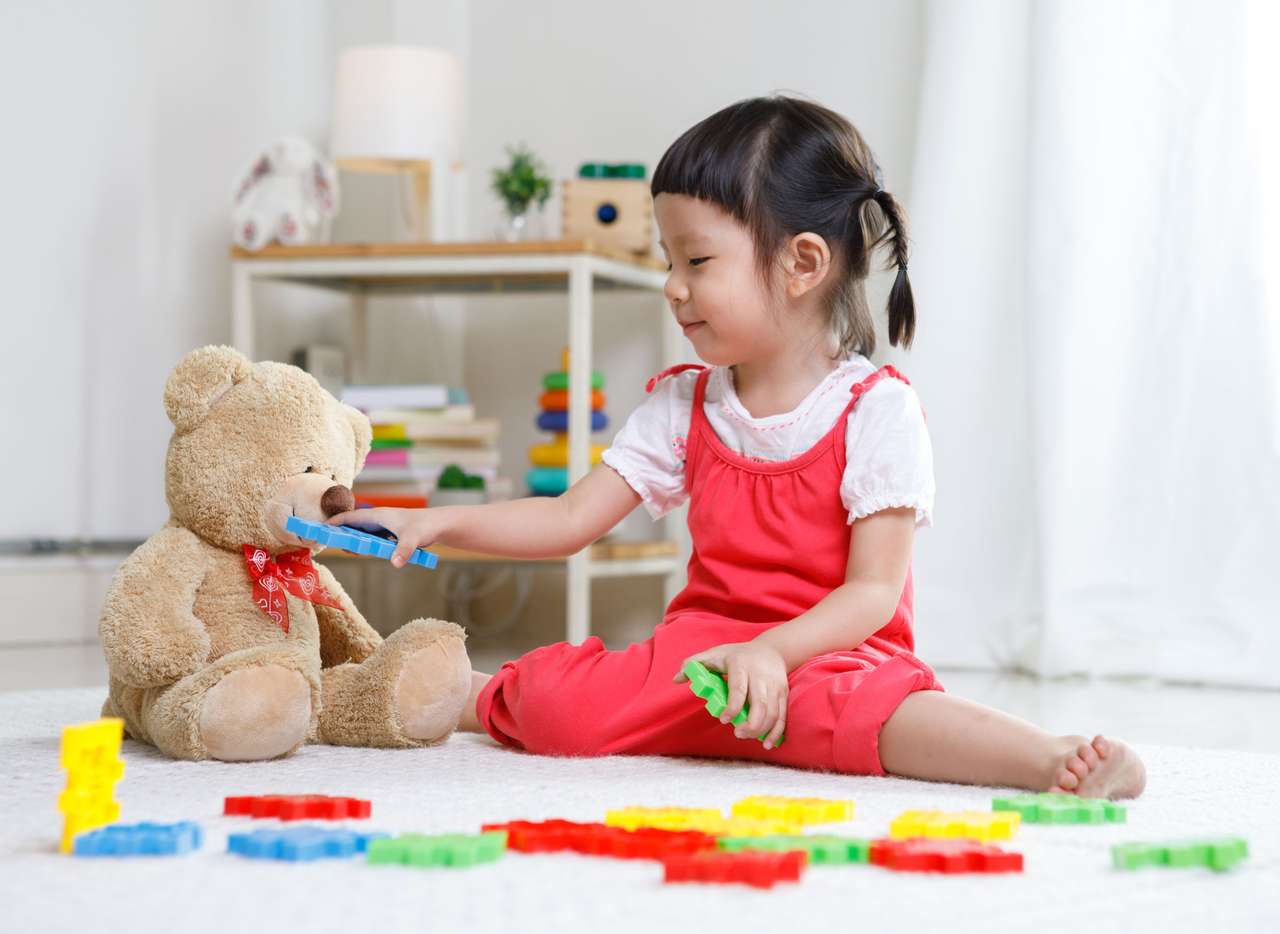 Preschooler voedt haar teddybeer online puzzel