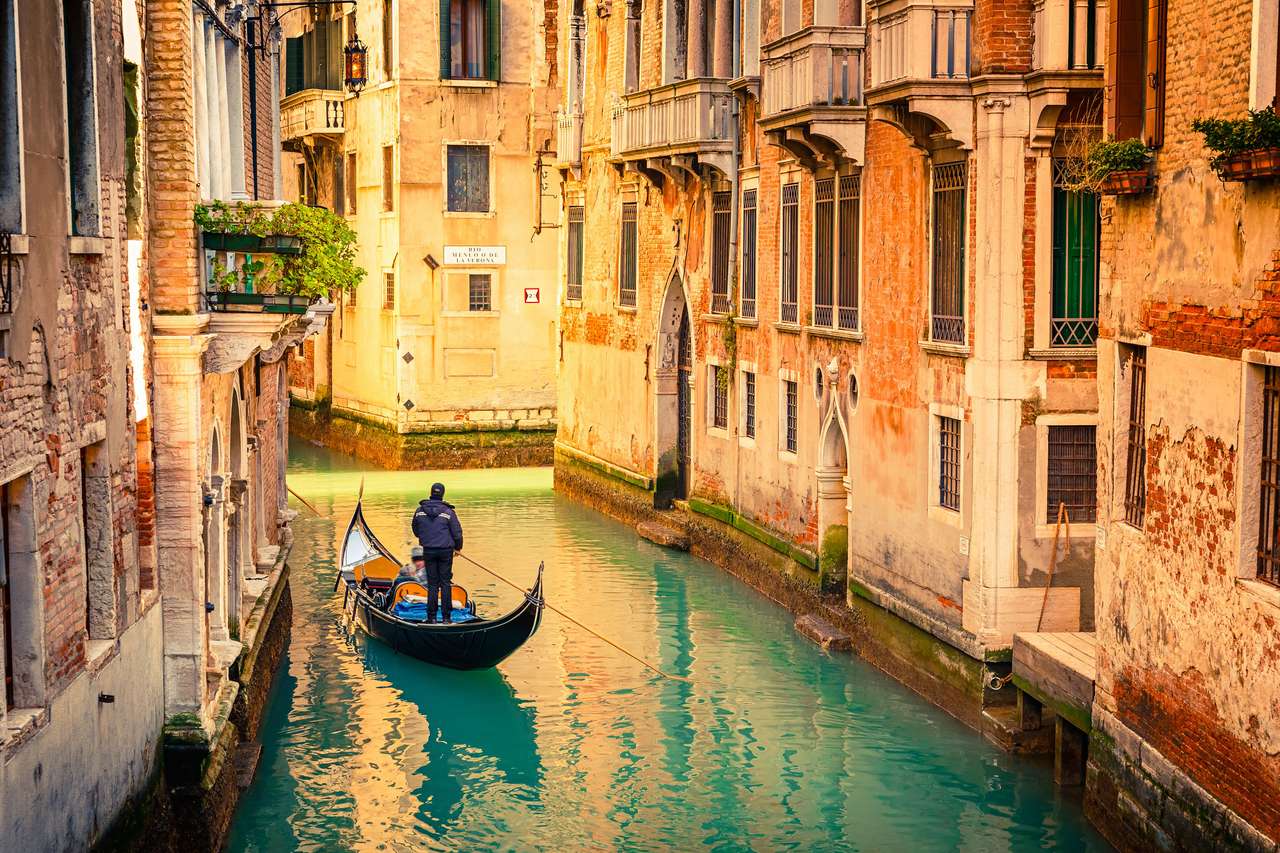 Gondola on narrow canal in Venice puzzle online from photo