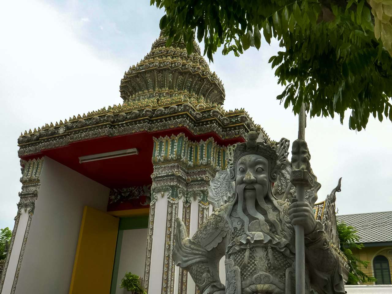 Китайска статуя в основата на Wat Pho онлайн пъзел от снимка