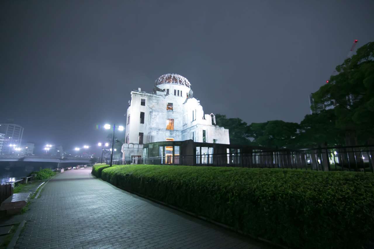 Cúpula de bomba atómica iluminada en Hiroshima rompecabezas en línea