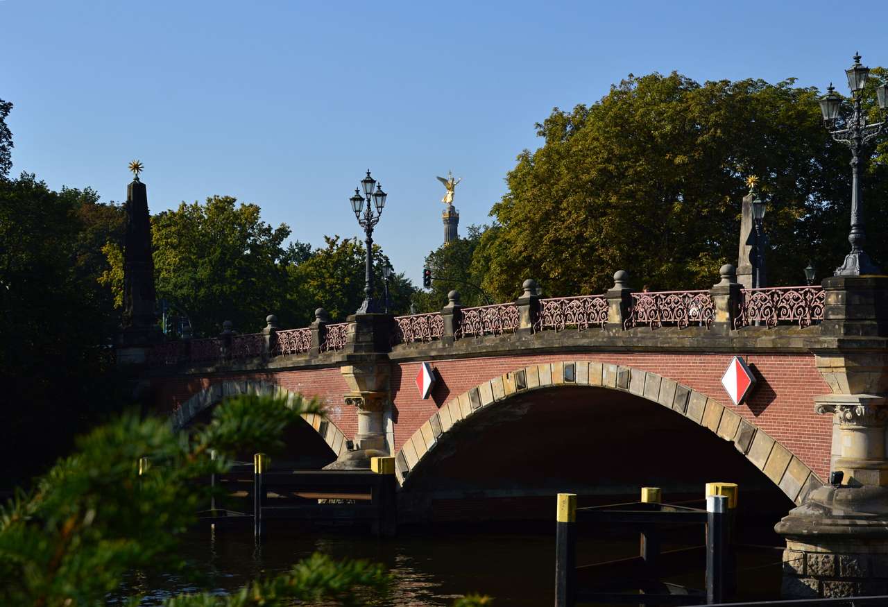 Pont sur la rivière Spree, Tiergarten, Berlin puzzle en ligne à partir d'une photo