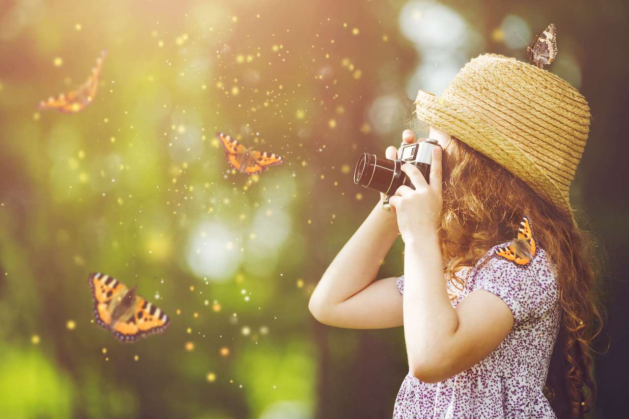 Kleines Mädchen, das Natur fotografiert Online-Puzzle
