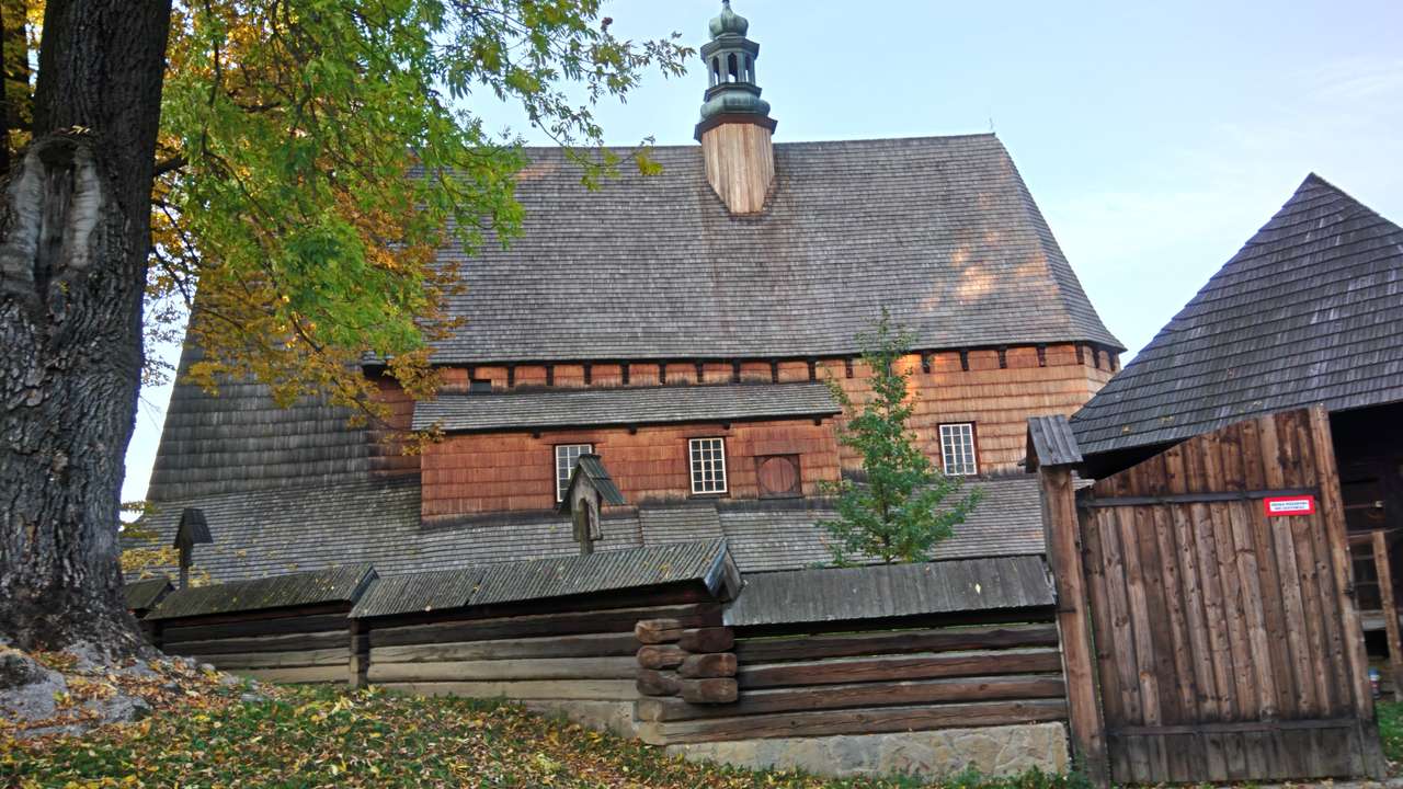 Μια ιστορική εκκλησία στο Haczów παζλ online από φωτογραφία