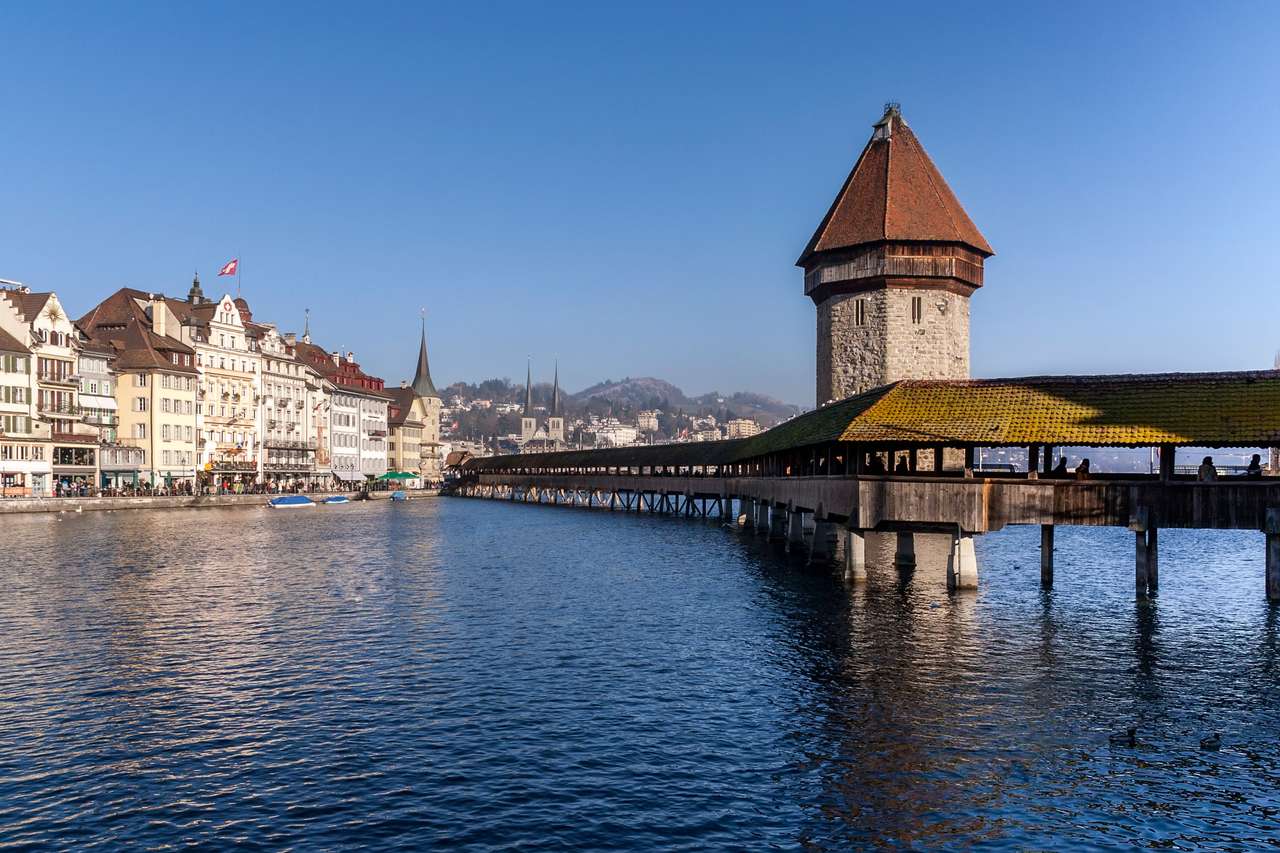 Paisagem urbana da ponte do lago Luzern puzzle online a partir de fotografia