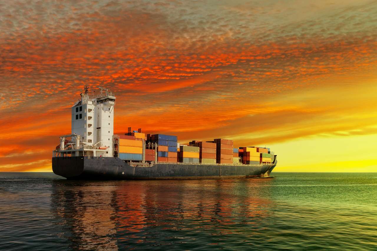 Containerschiff bei Sonnenuntergang Online-Puzzle