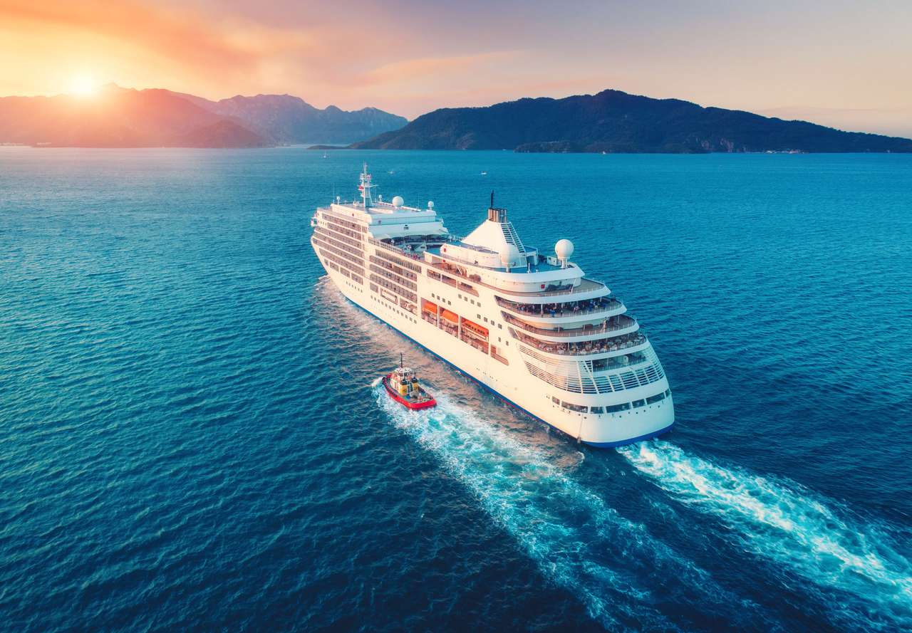 Cruise ship at harbor puzzle online from photo