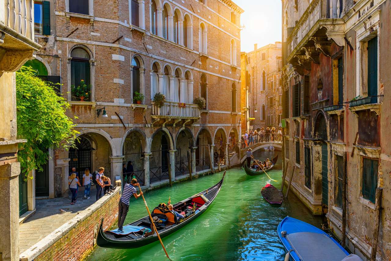 Κανάλι με γόνδολα και γέφυρα στη Βενετία της Ιταλίας παζλ online από φωτογραφία
