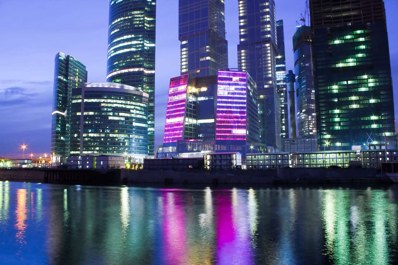 Sklo osvětlené mrakodrapy v noci puzzle online z fotografie