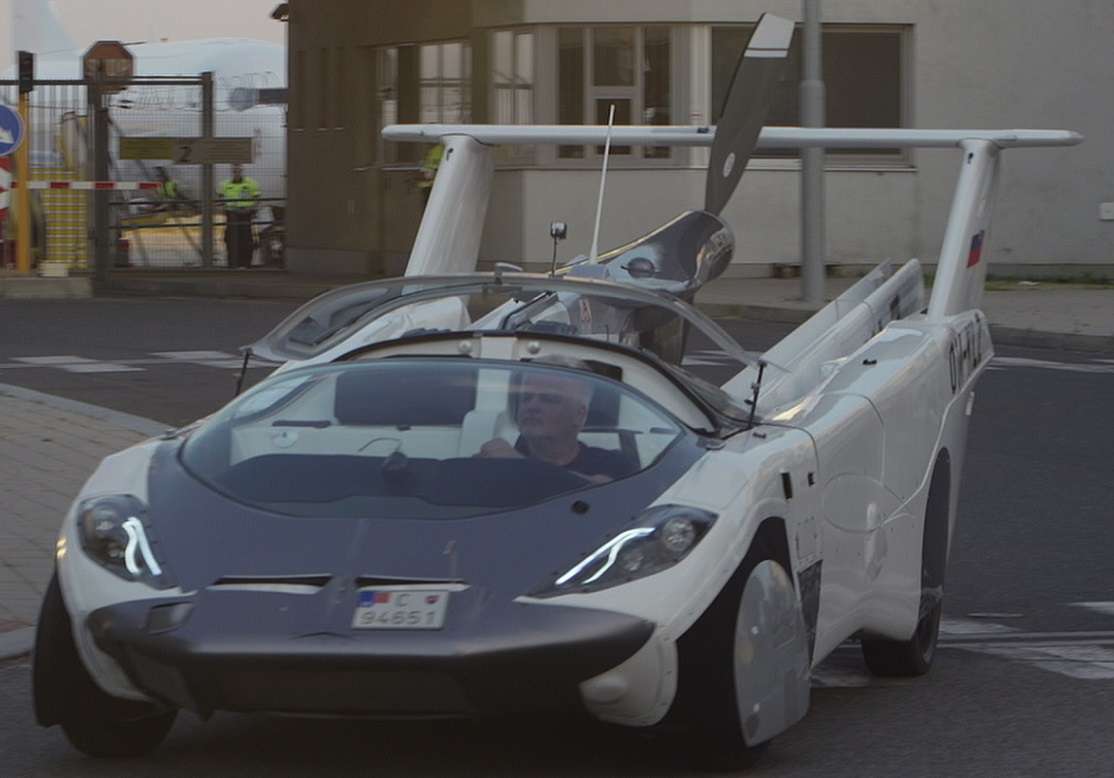Летящ автомобил - управляван след кацане онлайн пъзел от снимка