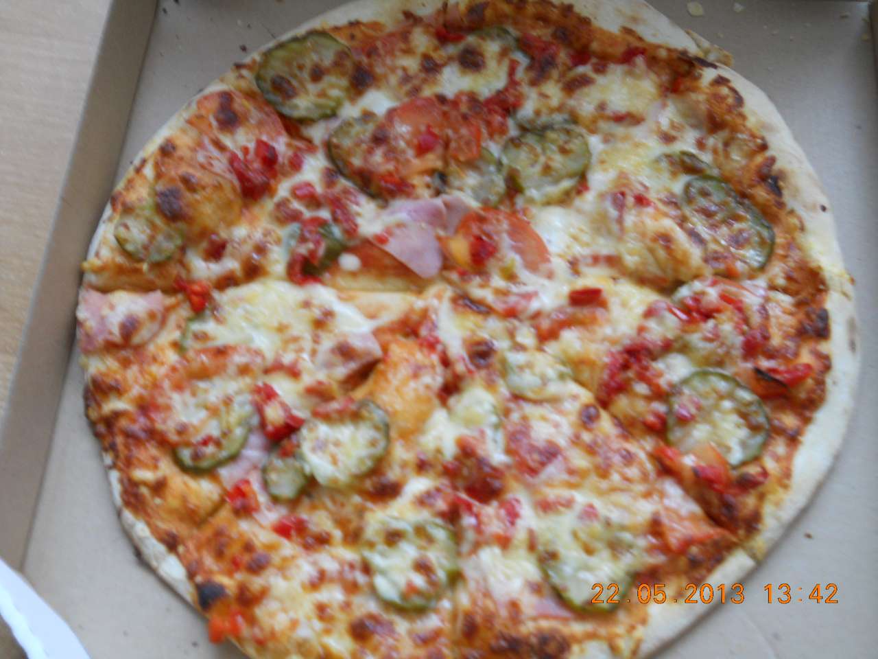 トッピングのピザ。 写真からオンラインパズル