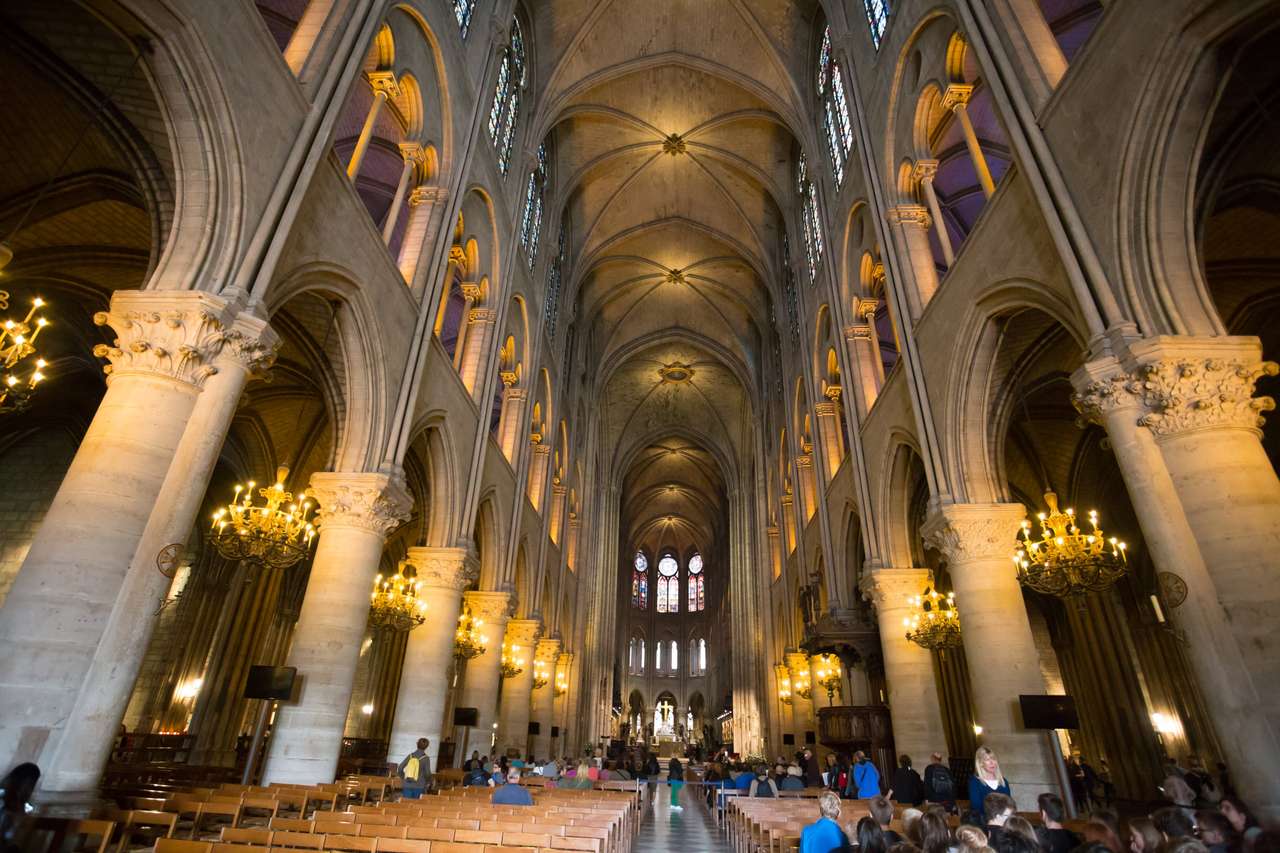 Интерьер собора Нотр-Дам де Пари онлайн-пазл