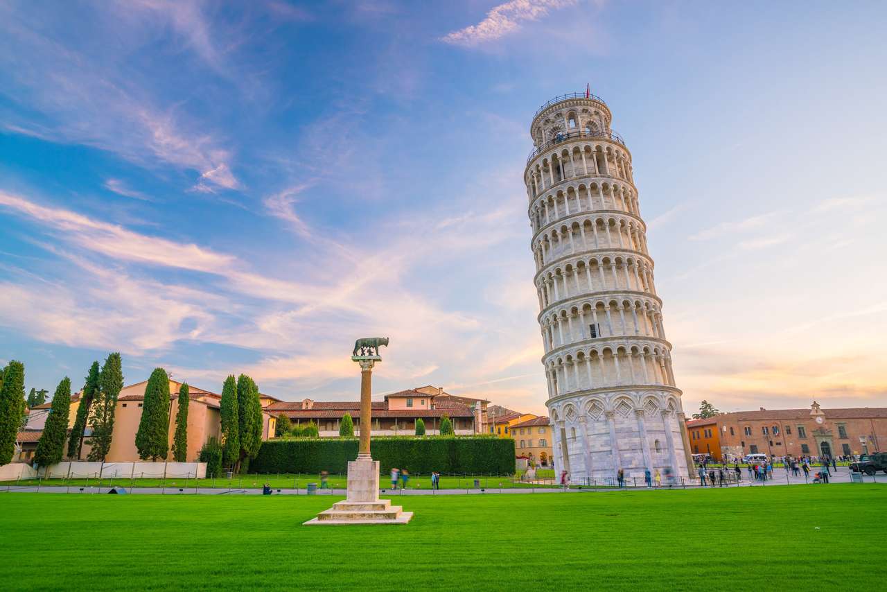 Наклонената кула в слънчев ден в Пиза, Италия онлайн пъзел