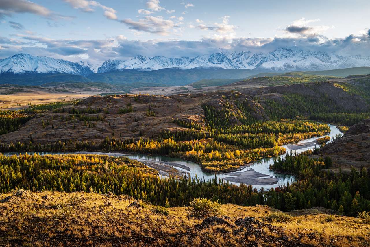 Řeka Chuya v Kurai Steppe, Severní Chuysky v horizontu. Podzim v pohoří Altaj. Rusko online puzzle