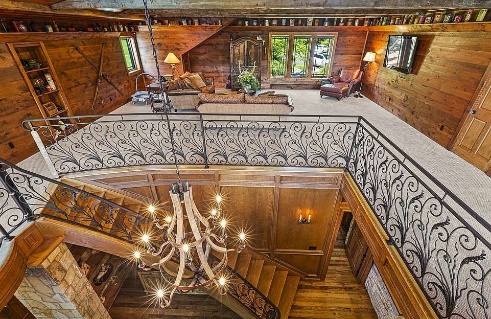 Интериор на "30-годишното имение - стълбище онлайн пъзел от снимка