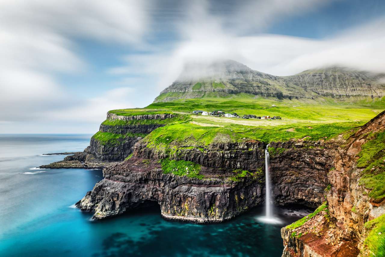 Cachoeira de Mulafossur em Ilhas Faroe puzzle online a partir de fotografia
