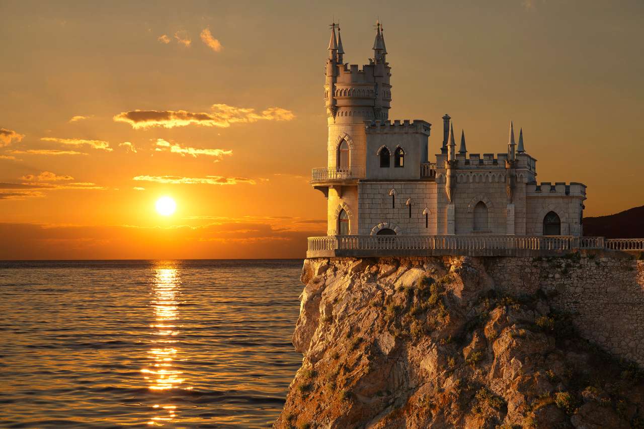 Swallow's Nest castle over the Black Sea puzzle online from photo