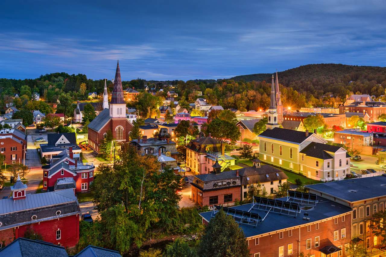 Montpelier, Vermont, USA town skyline at twilight. online puzzle