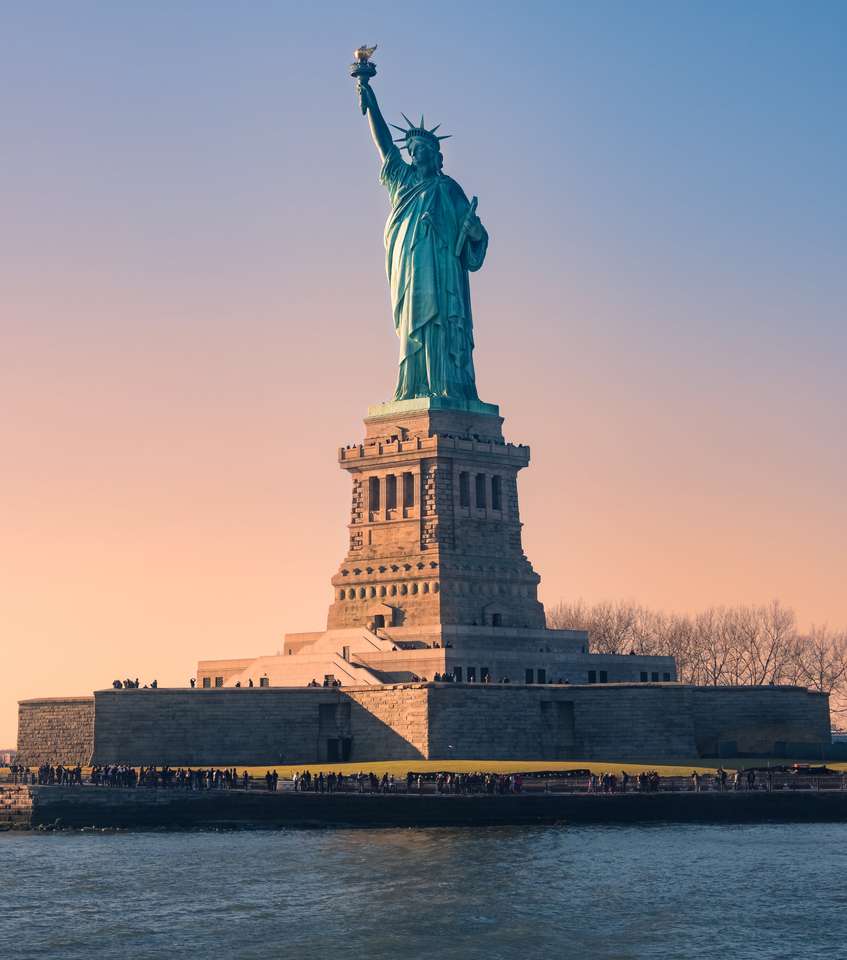 Freiheitsstatue bei Sonnenuntergang in Weihnachten, New York, USA Online-Puzzle