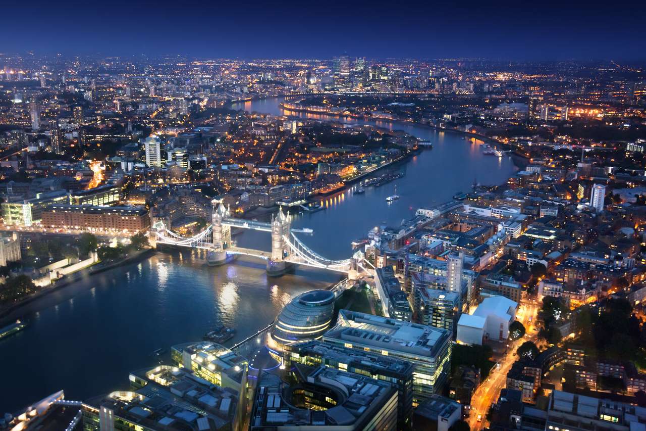 Londra noaptea cu arhitecturi urbane și pod de turn puzzle online
